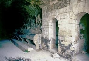 Tourisme Maginot - TOURNOUX  (83° BAF - II/162° RAP) - (PC de Sous-Secteur) - Les sanitaires.
Noter la construction à moitié réalisée dans le roc