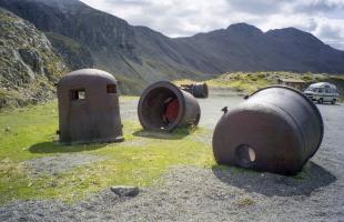 Ligne Maginot - CAMP de RESTEFOND (Casernement) - Cloche LG à droite, GFM type A à gauche
