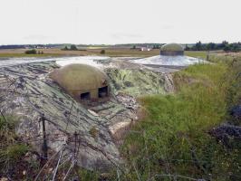 Ligne Maginot - BREHAIN OUEST (C2 DE L'OUVRAGE DE BREHAIN) - (Casemate d'infanterie - Simple) - La cloche JM et la cloche GFM à l'arrière plan