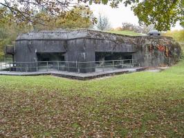 Ligne Maginot - BOIS KARRE - A12 - (Ouvrage d'infanterie) - Vue des chambres de tir Est
Particularité de la facade Est: les deux chambres de tit décalées flanquant l'une vers les casemates de Basse Parthe, l'autre vers la Bretelle de Cattenom restée à l'état de projet