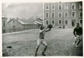 Ligne Maginot - CASERNE LOUTRAZ - (Casernement) - Les chasseurs alpins jouent au basket