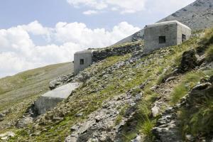 Ligne Maginot - FREJUS - (Ouvrage d'infanterie) - Vue d'ensemble
L'entrée sur le bas de la photo à droite; sur le haut, le bloc 1 à gauche et le bloc sortie
 de secours à droite