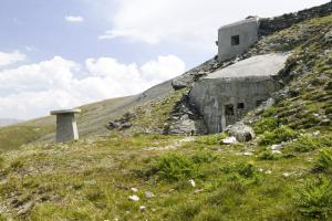 Ligne Maginot - FREJUS - (Ouvrage d'infanterie) - Le bloc d'entrée et le bloc 1 à l'arrière plan