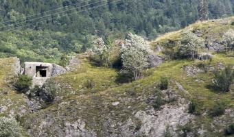 Ligne Maginot - Blockhaus B8 - PAS de la PORTE Nord - Vu du village de St Martin. Noter la pilule à droite