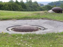 Ligne Maginot - Ouvrage d'infanterie de FERME IMMERHOF - Bloc 3
Tourelle pour deux mortiers de 81 mm.
Le tourelle est visiblement située dans un renfoncement de la dalle, ce qui en la défilant aux vues ennemies rend difficile sa neutralisation