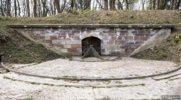 Ligne Maginot - FORT PETAIN  FRERE (172° RIF) - (PC de Sous-Secteur) - Position à affût pivot pour canon de 15 cm long 'Ringkanone' mle 1872 destiné à l'origine aux batteries côtières. Ses obus devenant inefficaces contre les navires, une centaine de ces pièces furent affectées aux fortifications terrestres. Cette pièce de 9,5 tonnes avait une portée de 8 km.