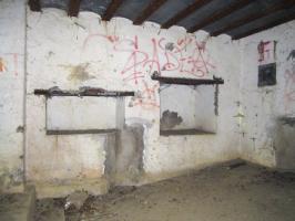 Ligne Maginot - DUCROT OUEST - (Casemate d'artillerie) - Chambre de tir - niches à munitions (noter l'évidement pour la flèche du canon de 75)