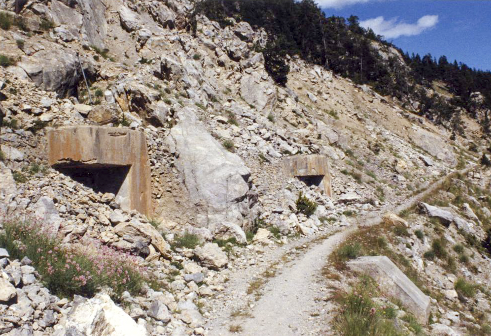 Ligne Maginot - Central téléphonique de la Seyte - Les deux entrées du central et du coté droit du chemin, la sortie des eaux usées