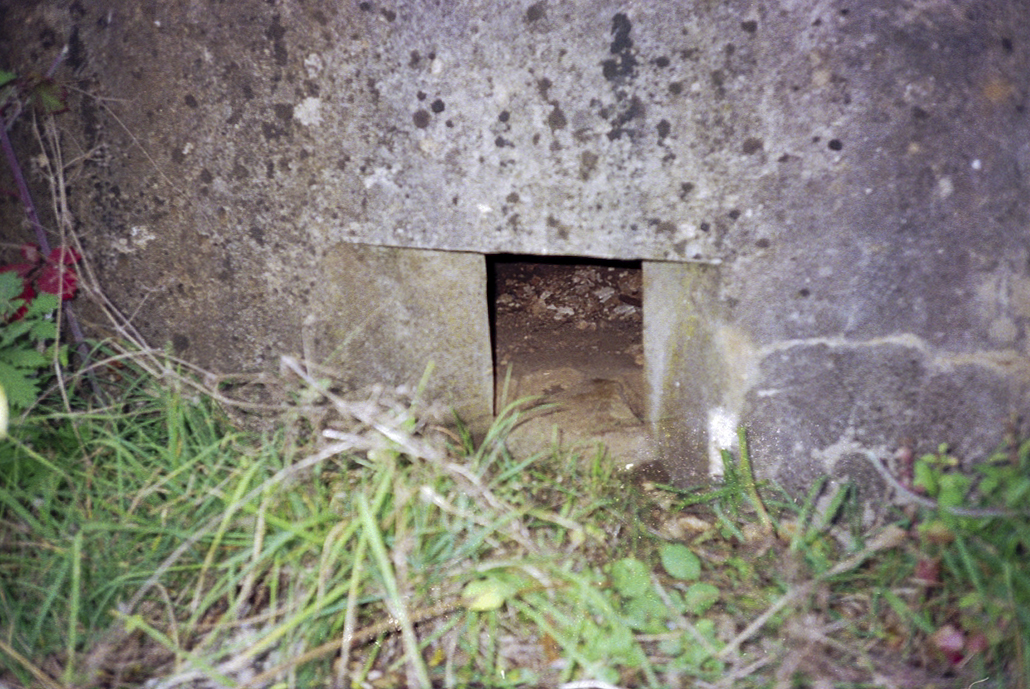 Ligne Maginot - Blockhaus AVELLAN Nord 3 - Noter que le créneau est au ras du sol du blockhaus, qui semble inclure un montage métallique en V pour supporter l'arme.