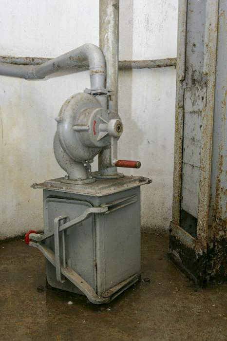 Ligne Maginot - Petit ouvrage d'infanterie A5 - BOIS du FOUR - Chambre de tir Ouest 
Caisson à douille pour cloche GFM. Ce caisson récupérait les douilles tirées par le FM de la cloche. 
Il était mis en dépression par le ventilateur manuel type G visible en partie supérieure permettant d'évacuer directement à l'extérieur les gaz résultant des tirs.