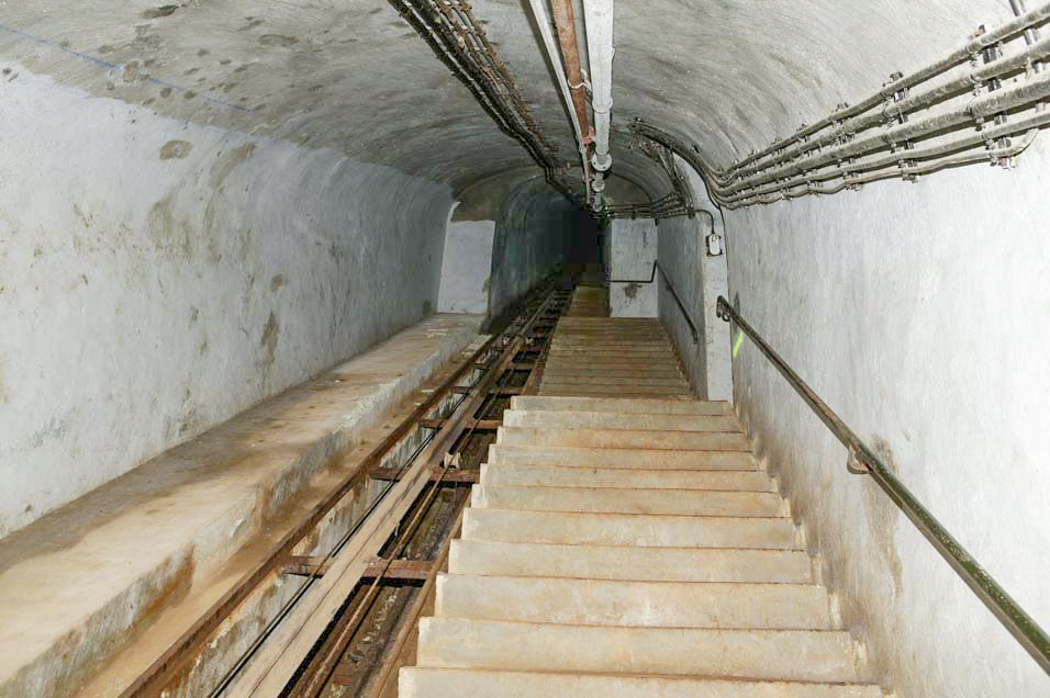 Ligne Maginot - LAVOIR - (Ouvrage d'artillerie) - Plan incliné
L'élargissement de la partie centrale était prévu pour permettre le croisement des bennes du funiculaire initialement prévu