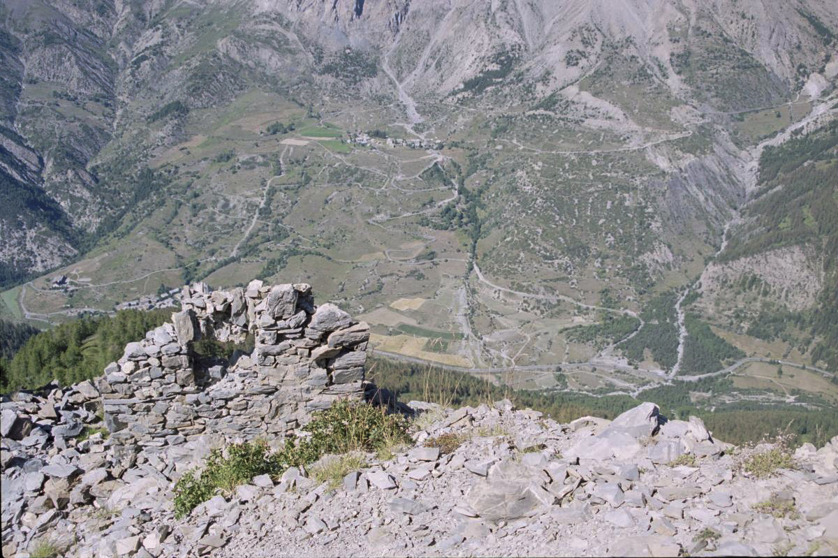 Ligne Maginot - LA DUYERE 1 - (Observatoire d'artillerie) - État 2005, à l'arrière-plan St. Ours
