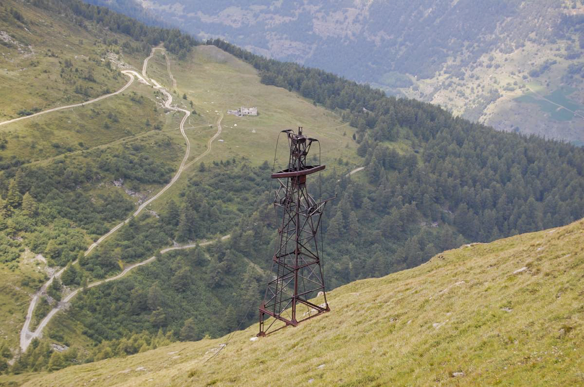 Ligne Maginot - Téléphérique MADELEINE-TURRA (Station Haute) - À l'arrière-plan la station basse La Madeleine-Turra; au premier plan le support de câble du téléphérique Turra-Lanslebourg