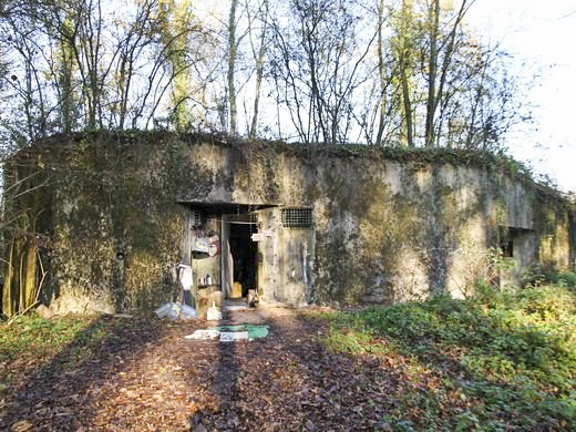 Ligne Maginot - Casemate de la DRÈVE SAINT ANTOINE - Façade arrière et entrée