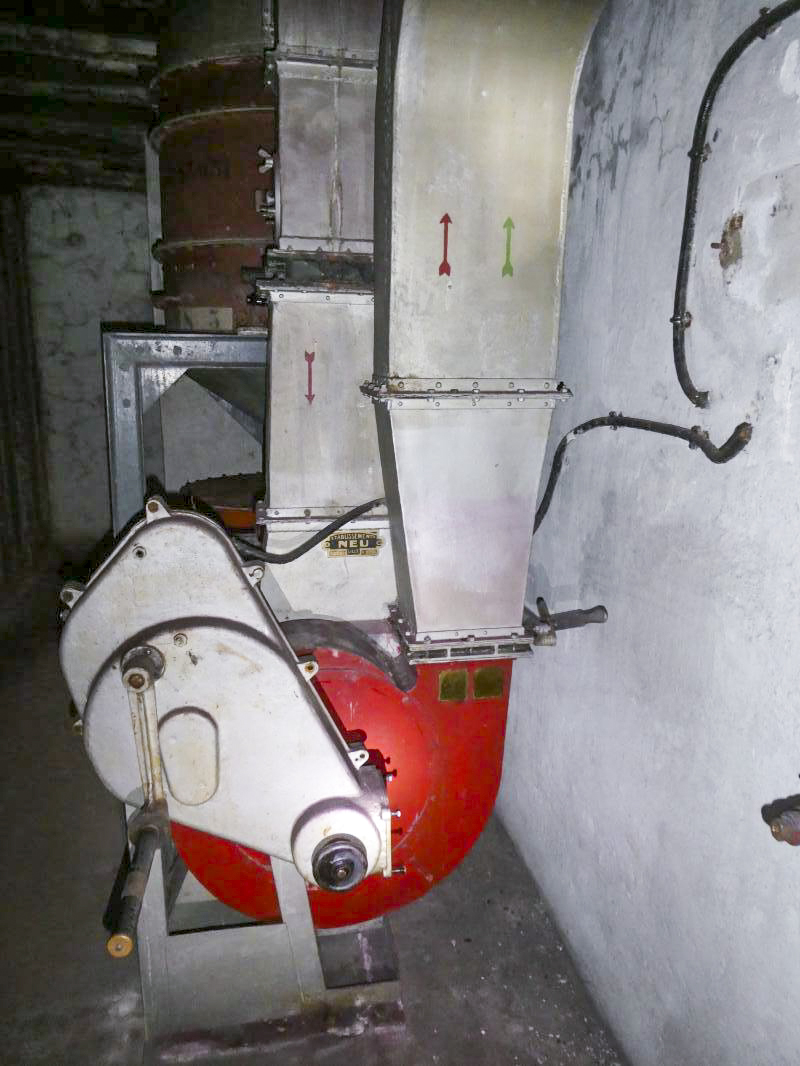 Ligne Maginot - ANNEXE DE SAINT ANTOINE - (Casemate d'infanterie) - Ventilation électrique type A, secours à bras avec filtre type SP 36 contre les gaz