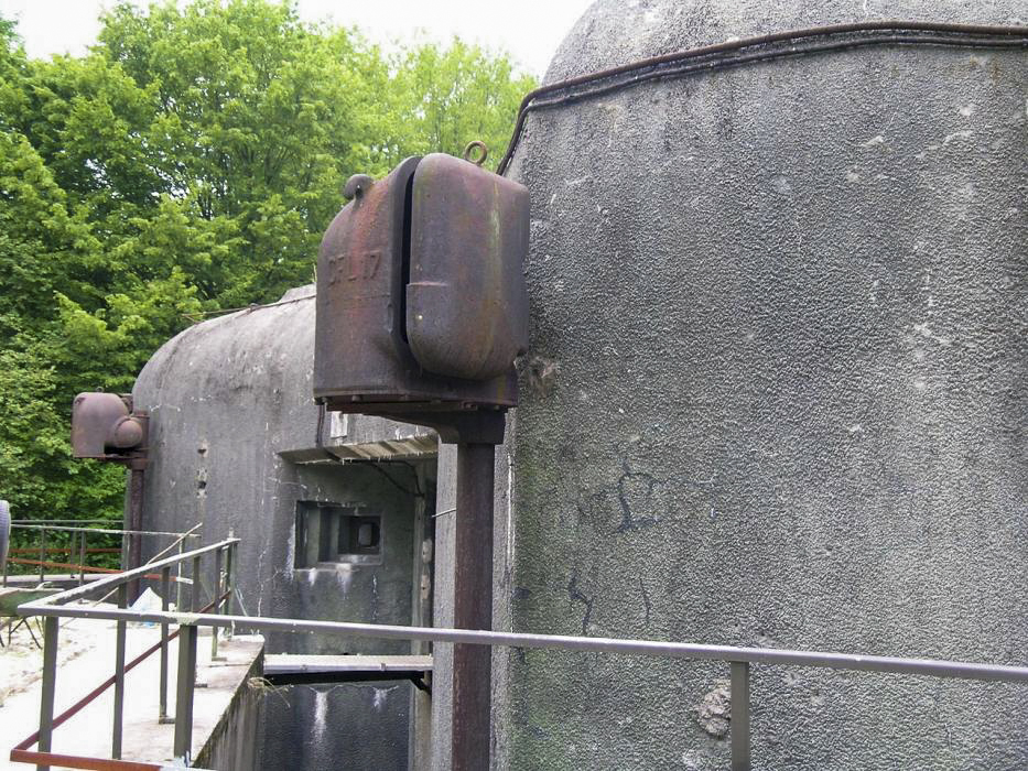 Ligne Maginot - BOIS KARRE - A12 - (Ouvrage d'infanterie) - La façade arrière avec le projecteur blindé destiné à la couverture vers les casemates de Basse Parthe