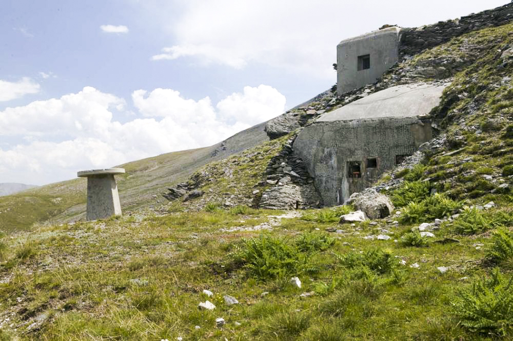 Ligne Maginot - FREJUS - (Ouvrage d'infanterie) - Le bloc d'entrée et le bloc 1 à l'arrière plan