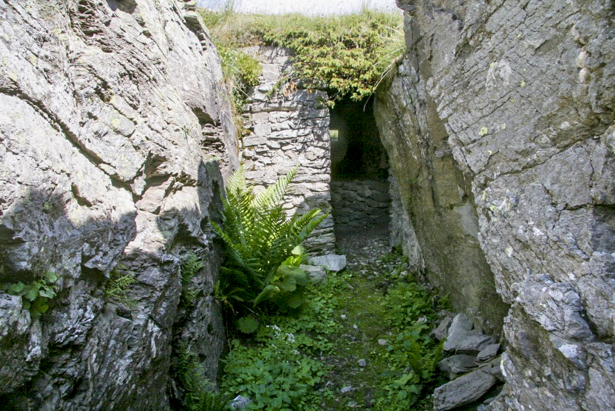 Ligne Maginot - Blockhaus de NOTRE-DAME des NEIGES - entrée et poste de tir gauche au fond