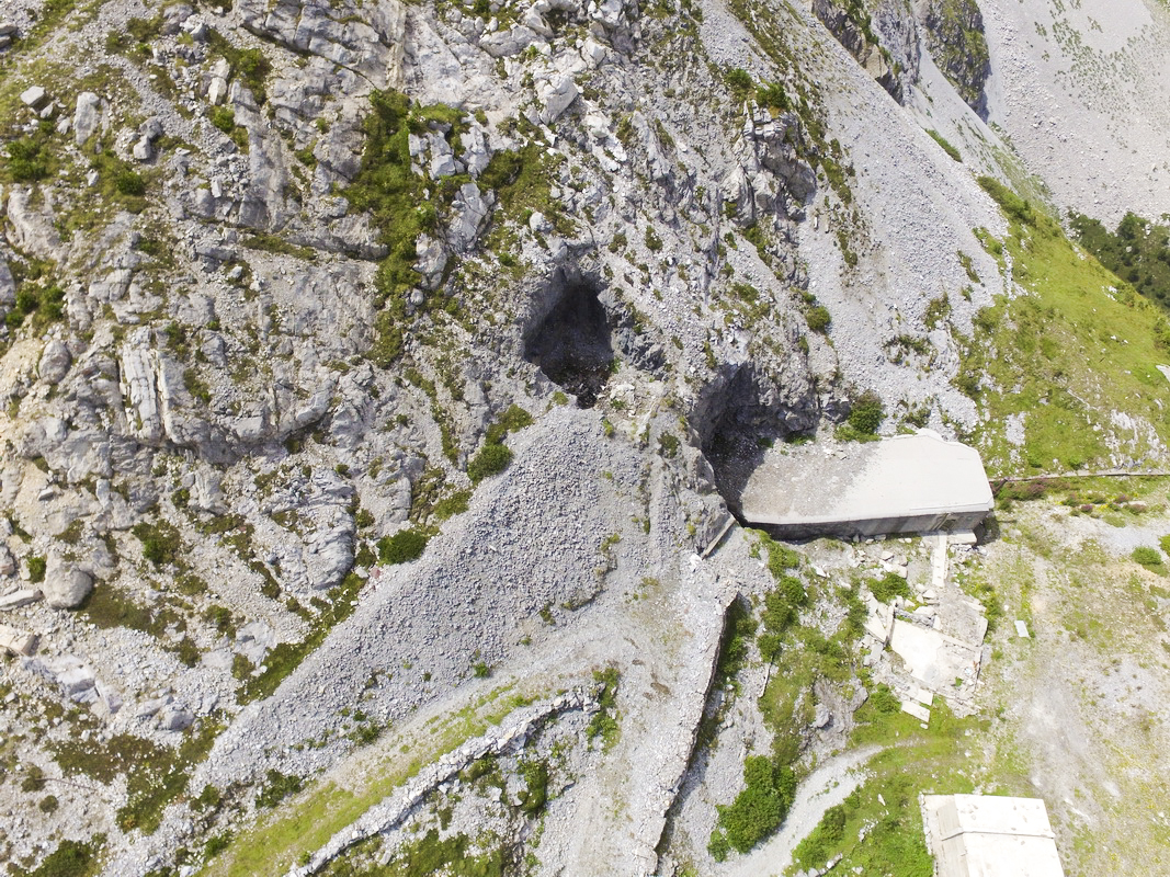 Ligne Maginot - PAS DU ROC - (Ouvrage d'artillerie) - Entrée pour téléphérique. Noter au-dessus la fouille clairement visible du bloc cheminée non réalisé.