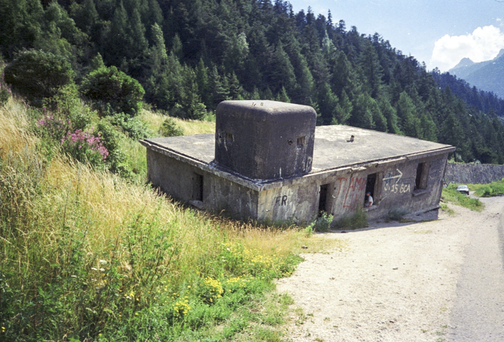 Ligne Maginot - Blockhaus de RIEUX-ROUX 1 - MAISON PENCHEE - Photo prise en 1992