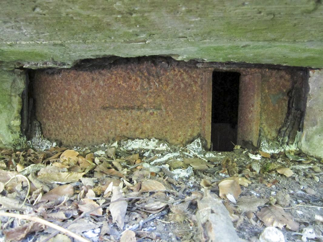 Ligne Maginot - ALLEE DU DEIESLACH 2 - (Blockhaus pour arme infanterie) - Fente d'observation dans le volet de la chambre de tir