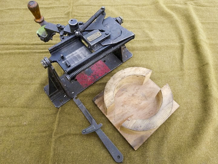 Ligne Maginot - Disposition de chargement MAC 31 - Le dispositif permettant le rechargement des chargeurs 'camembert' de la mitrailleuse Reibel MAC 31, avec l'outil de chargement et le support en bois destiné au maintien du chargeur lors de l'opération.