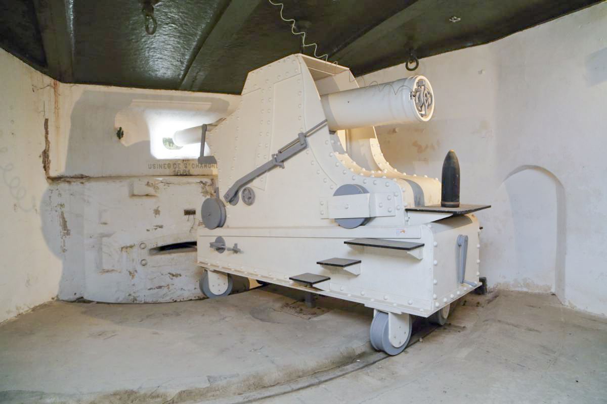 Ligne Maginot - FORT DE JOUX - (Position d'artillerie préparée) - La reproduction d'une pièce de 155 dans la casemate Mougin
