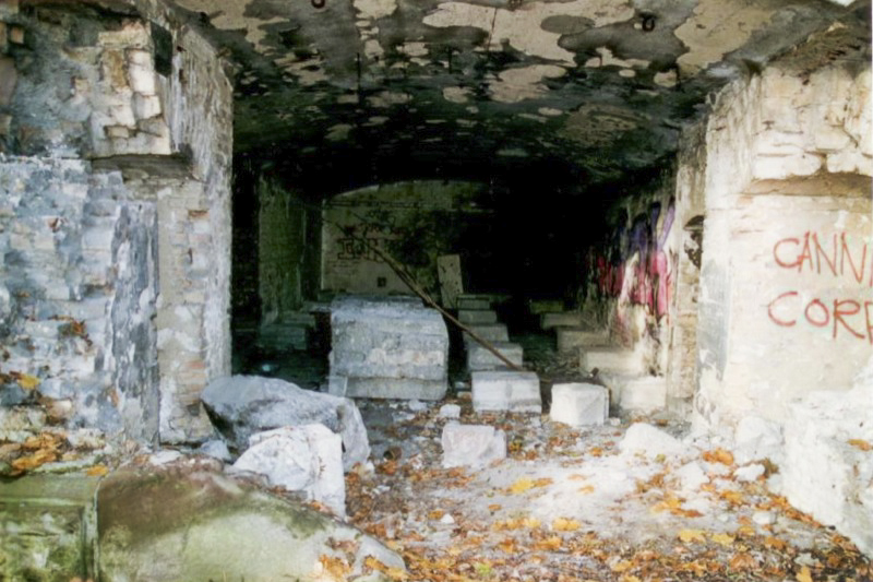 Ligne Maginot - OUVRAGE NEY-RAPP - (Position d'artillerie préparée) - Intérieure d'une alvéole de la caserne vue au travers de la façade éventrée
par les destructions françaises de juin 1940