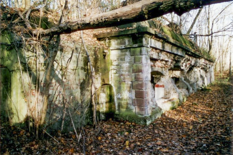 Ligne Maginot - OUVRAGE NEY-RAPP - (Position d'artillerie préparée) - Façade de la caserne et départ de la tranchée couverte qui desservait les deux emplacements