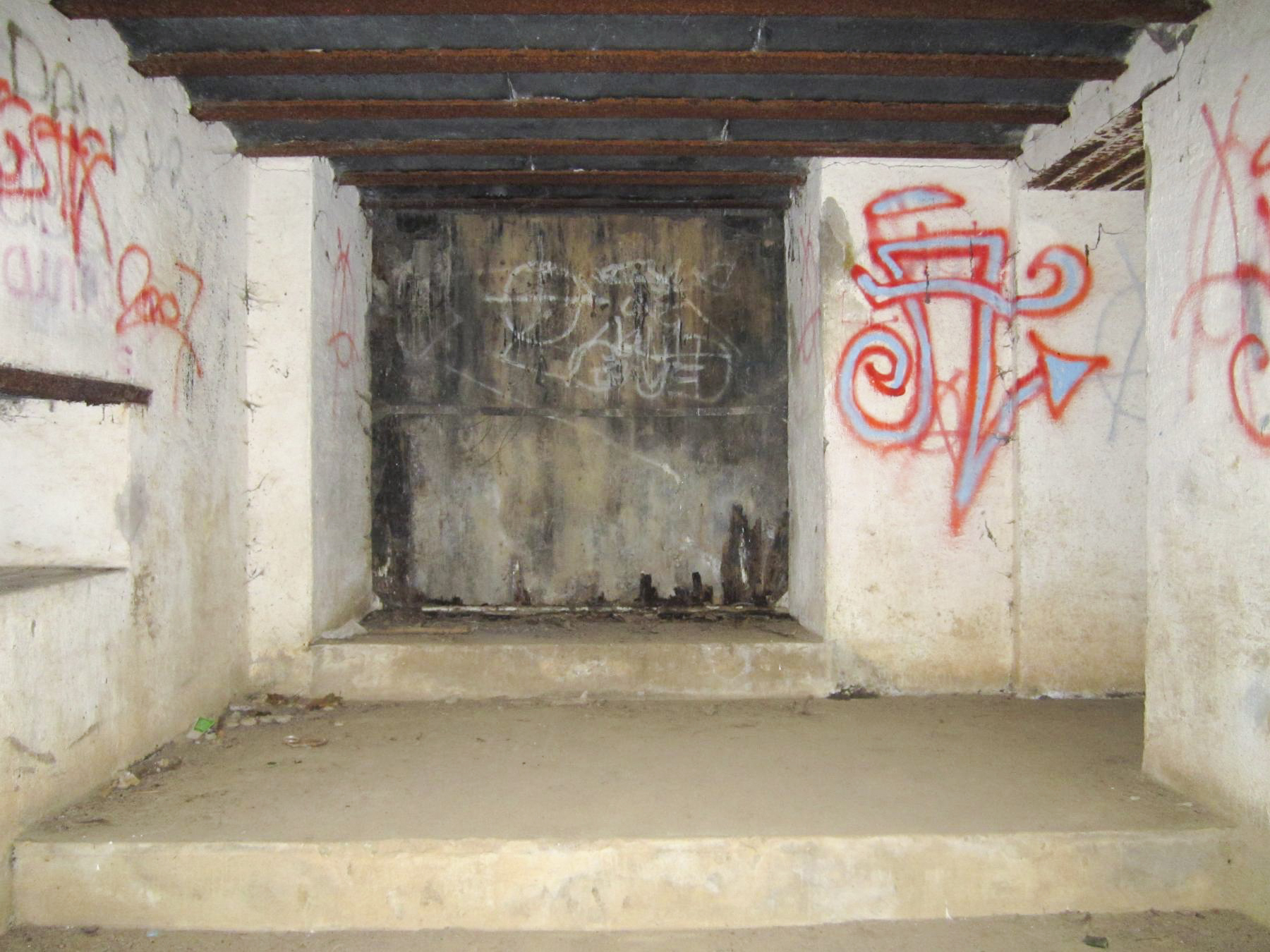 Ligne Maginot - DUCROT OUEST - (Casemate d'artillerie) - Chambre de tir - entrée