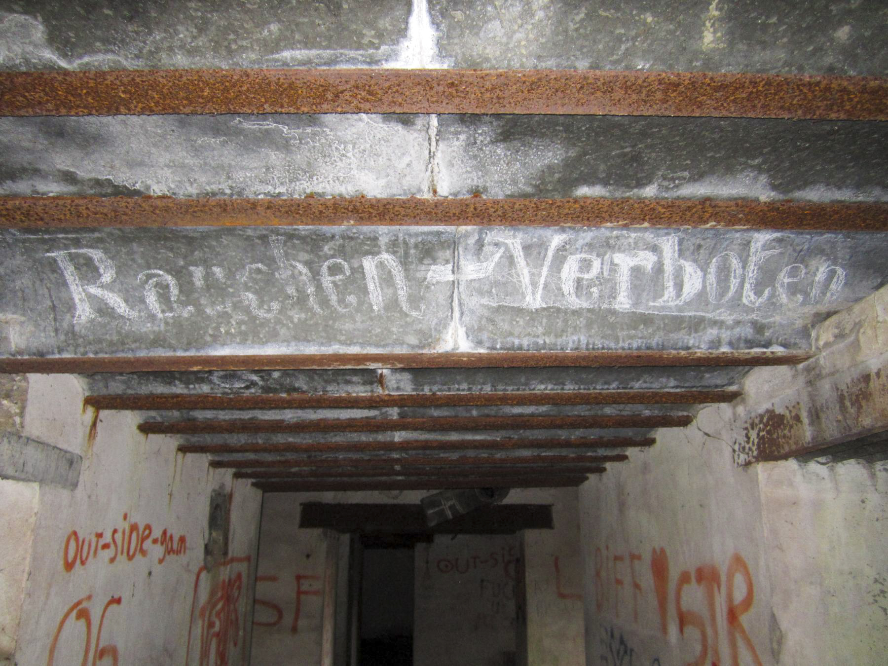 Ligne Maginot - DUCROT EST - (Casemate d'artillerie) - Entrée matériel - Rauchen Verboten !