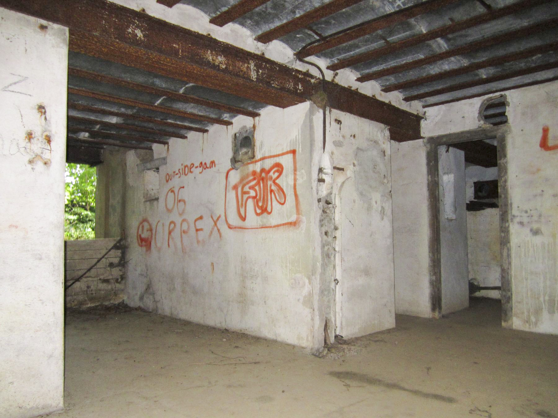 Ligne Maginot - DUCROT EST - (Casemate d'artillerie) - Entrée matériel, entrée hommes et accès au local ventilateur-latrines