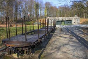 Ligne Maginot - SCHOENENBOURG - (Ouvrage d'artillerie) - Entrée munitions
L'entrée munitions avec la voie ferrée de 60 qui l'alimentait depuis les dépôts situés sur les arrières et une plateforme d'artillerie Pechot  mle 1888