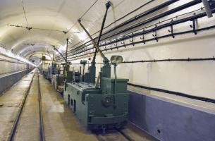 Ligne Maginot - Ouvrage d'artillerie de SCHOENENBOURG - Gare arrière de l'ouvrage. 
Locotracteur électrique VETRA et rame de train voie de 60