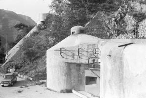 Ligne Maginot - MONTE GROSSO (MG) - E02 - (Ouvrage d'artillerie) - L'entrée de l'ouvrage avec son antenne d'origine.
