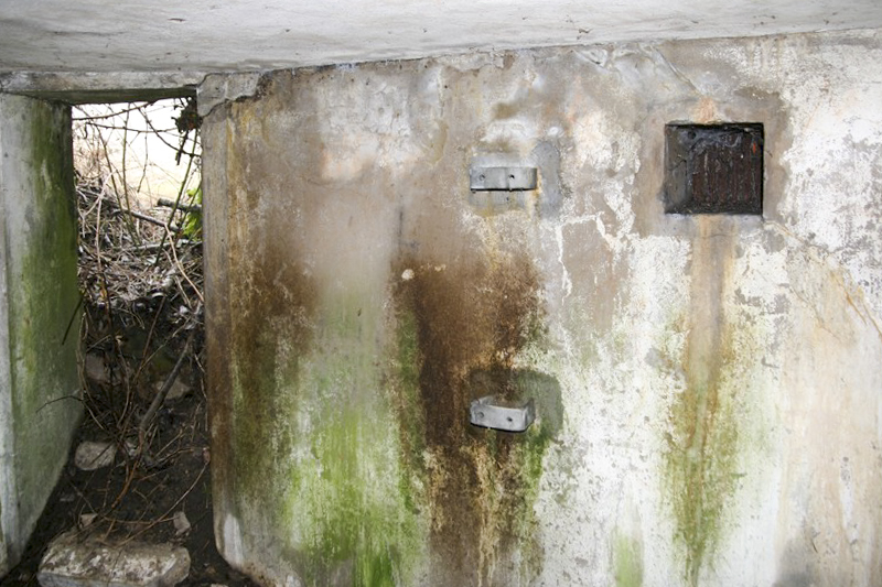 Ligne Maginot - PFAFFENBRONN 8 - (Blockhaus pour arme infanterie) - L'entrée et le support du ventilateur