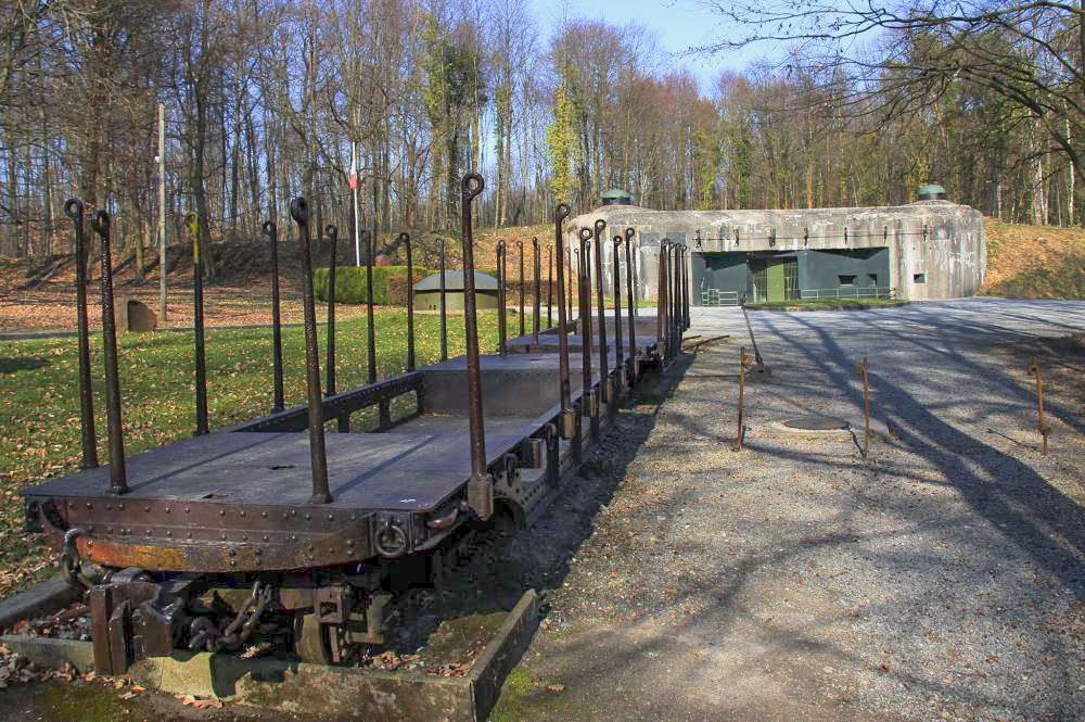 Ligne Maginot - SCHOENENBOURG - (Ouvrage d'artillerie) - Entrée munitions
L'entrée munitions avec la voie ferrée de 60 qui l'alimentait depuis les dépôts situés sur les arrières et une plateforme d'artillerie Pechot  mle 1888