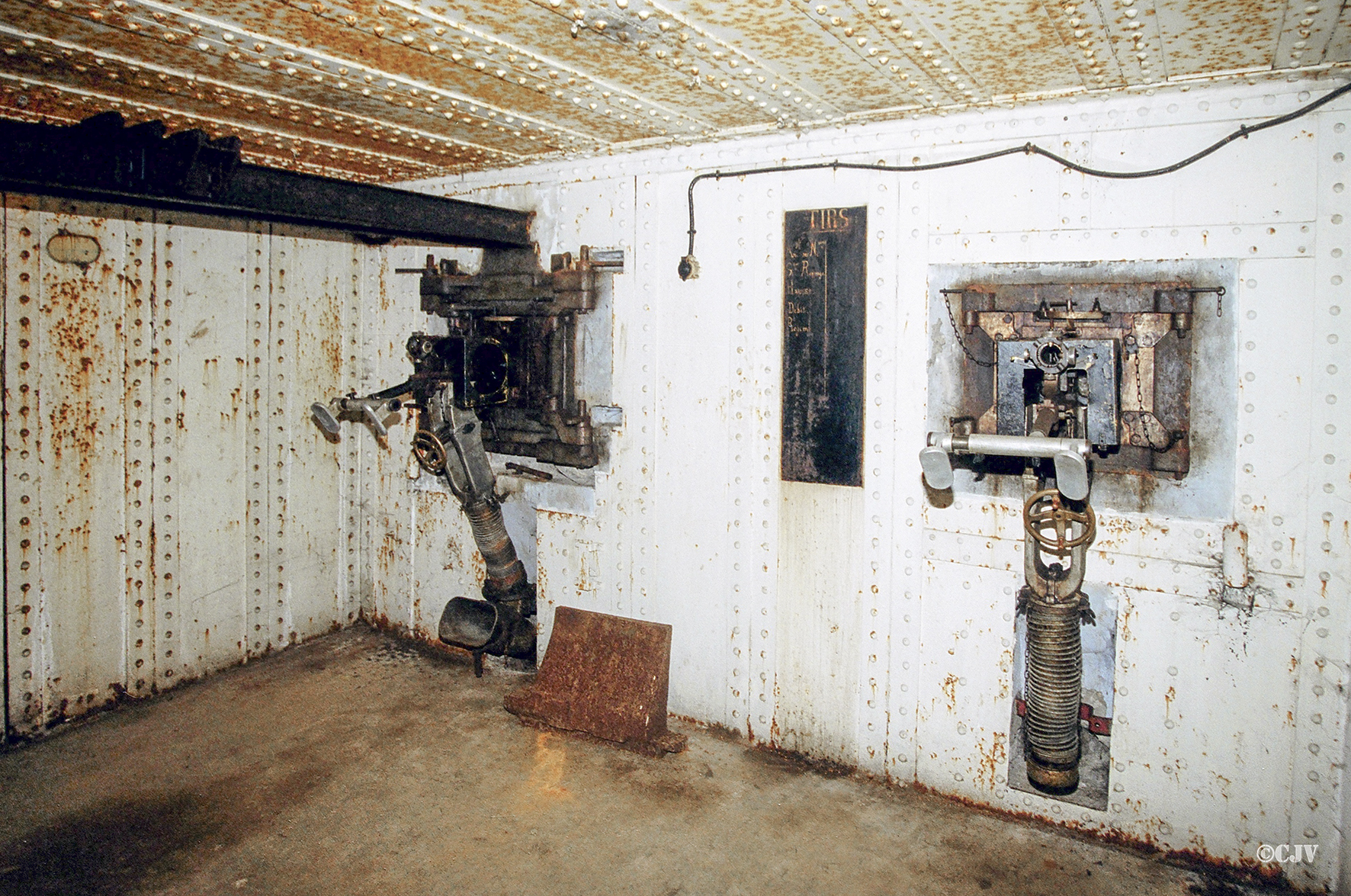 Ligne Maginot - SCHOENENBOURG - (Ouvrage d'artillerie) - Bloc 1
Noter au sol un exemple de pièce de renforcement de joue de trémie n°4, non posé.