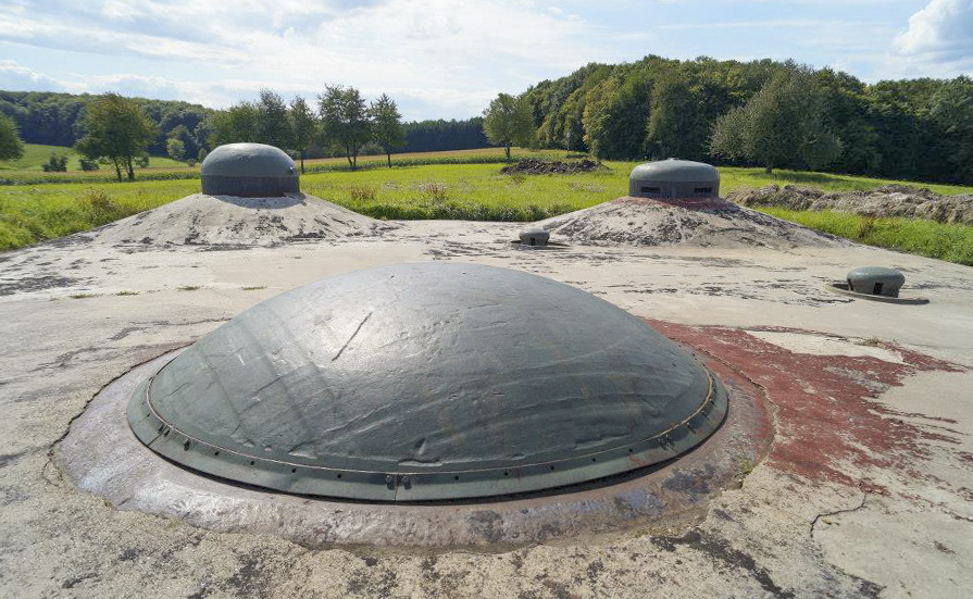 Ligne Maginot - Ouvrage d'artillerie de SCHOENENBOURG - Bloc 4
Tourelle de 75 R 32 et cloche GFM, avec une cloche observatoire d'artillerie VDP