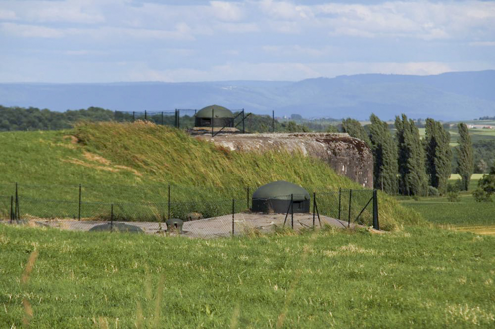 Ligne Maginot - SCHOENENBOURG - (Ouvrage d'artillerie) - Bloc 5 
Tourelle pour deux mortiers de 81 mm, cloche GFM et cloche LG.
le bloc 1 est au second plan