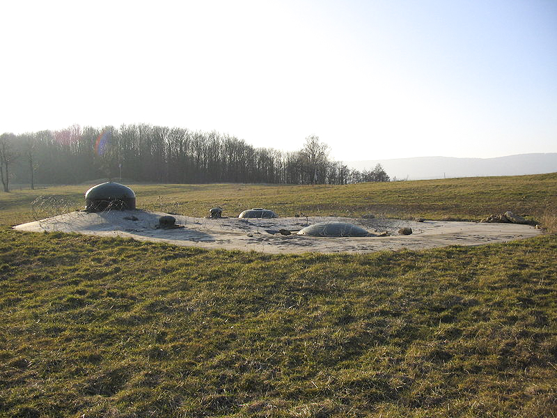 Ligne Maginot - SCHOENENBOURG - (Ouvrage d'artillerie) - Bloc 5
Tourelle de mortier de 81 mm, cloche GFM et cloche lance grenade (non équipée)