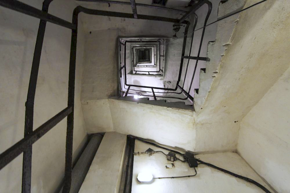 Ligne Maginot - SCHOENENBOURG - (Ouvrage d'artillerie) - Bloc 6 (infanterie)
Puits d’accès au bloc avec la cage d'escaliers