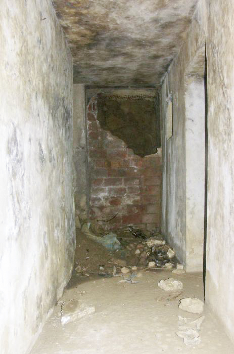Ligne Maginot - HOHWILLER - (PC) - Au deux extrémités du couloir intérieur des parois maçonnées donnent accès sur des fouilles qui présagent une extension prévue du PC