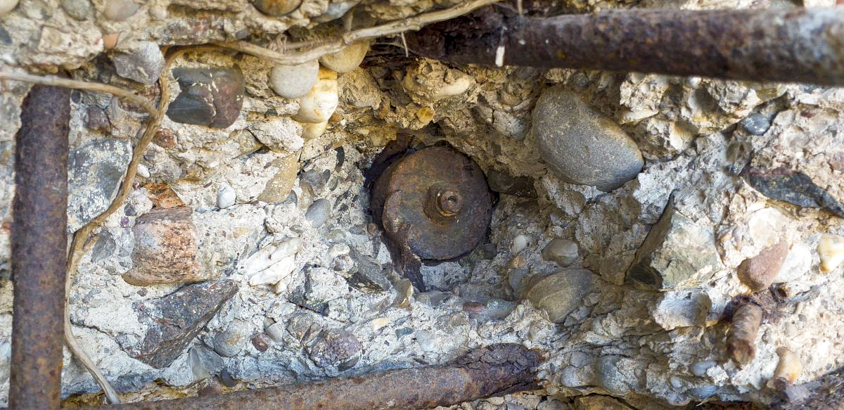 Ligne Maginot - KERNEIS - (Blockhaus pour arme infanterie) - Obus allemand fiché dans le béton de la visière