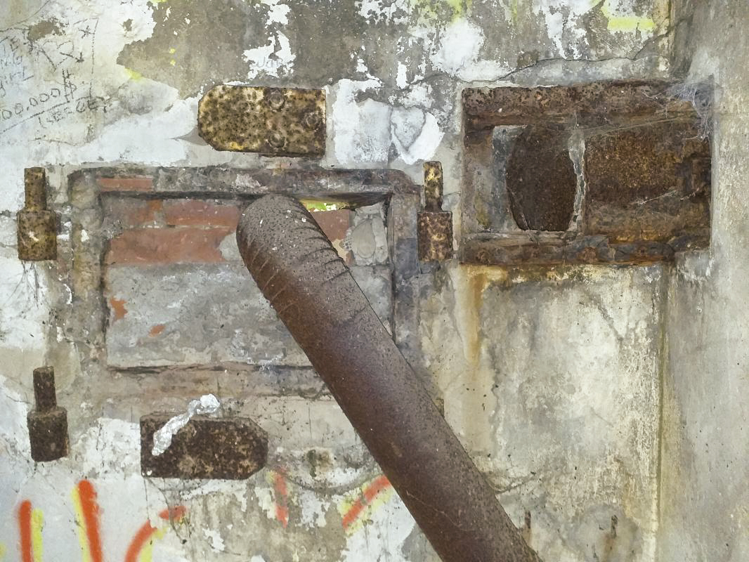 Ligne Maginot - OBERSEEBACH EST - (Blockhaus pour canon) - Passage pour le conduit de mise à feu du DMP et goulotte lance grenade de défense de l'entrée
