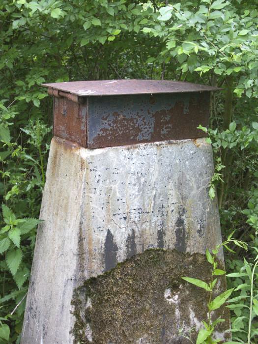 Ligne Maginot - K2 (Chambre de coupure) - Massif beton surmonté d'une boite de raccordement