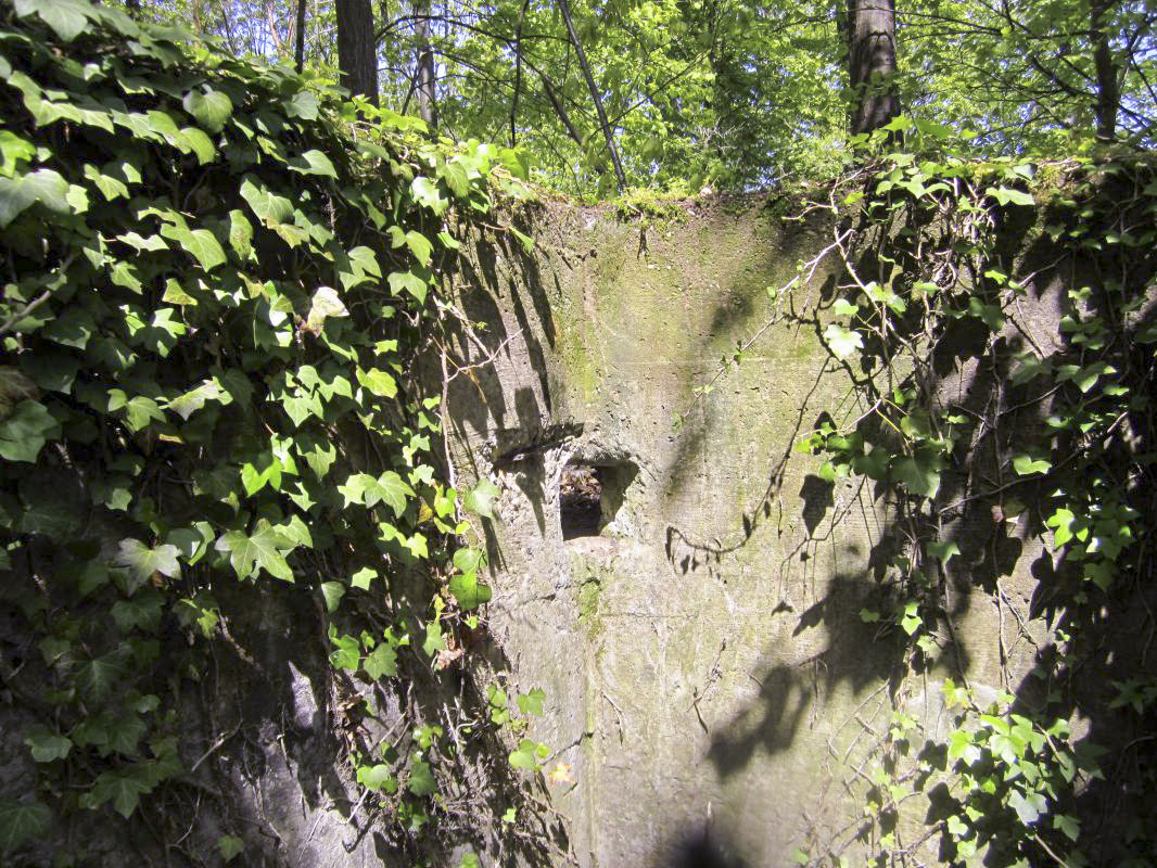 Ligne Maginot - KLOSTERGRABEN 1 - (Blockhaus pour arme infanterie) - Créneau dans le coin de l'accès bétonné