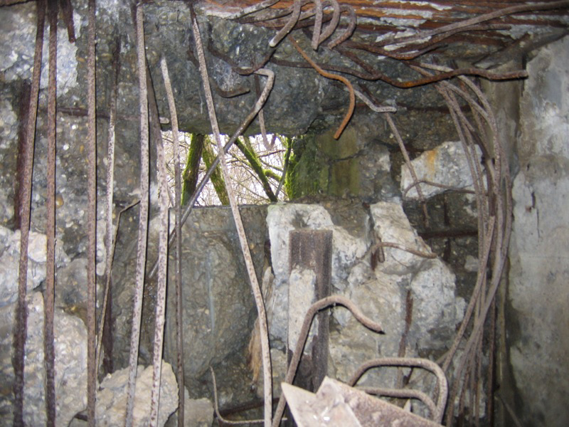 Ligne Maginot - KUBELMUEHLE 2 (AVANT POSTE) - (Blockhaus pour canon) - Vue intérieure du créneau touché par la bombe