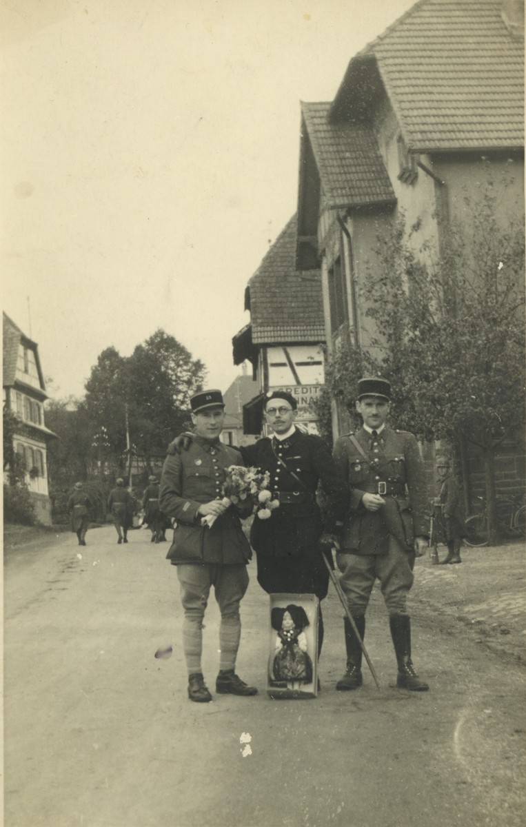 Ligne Maginot - 23° RIF - Le capitaine Melottée et  les  lieutenants Contal et Lamoureux à Howiller en octobre 1938