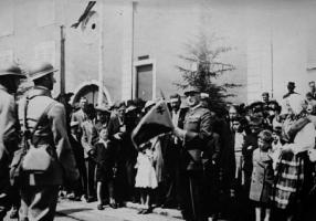 Ligne Maginot - Remise d'un fanion aux Frontaliers par le général Cousse, commandant le SFT - 